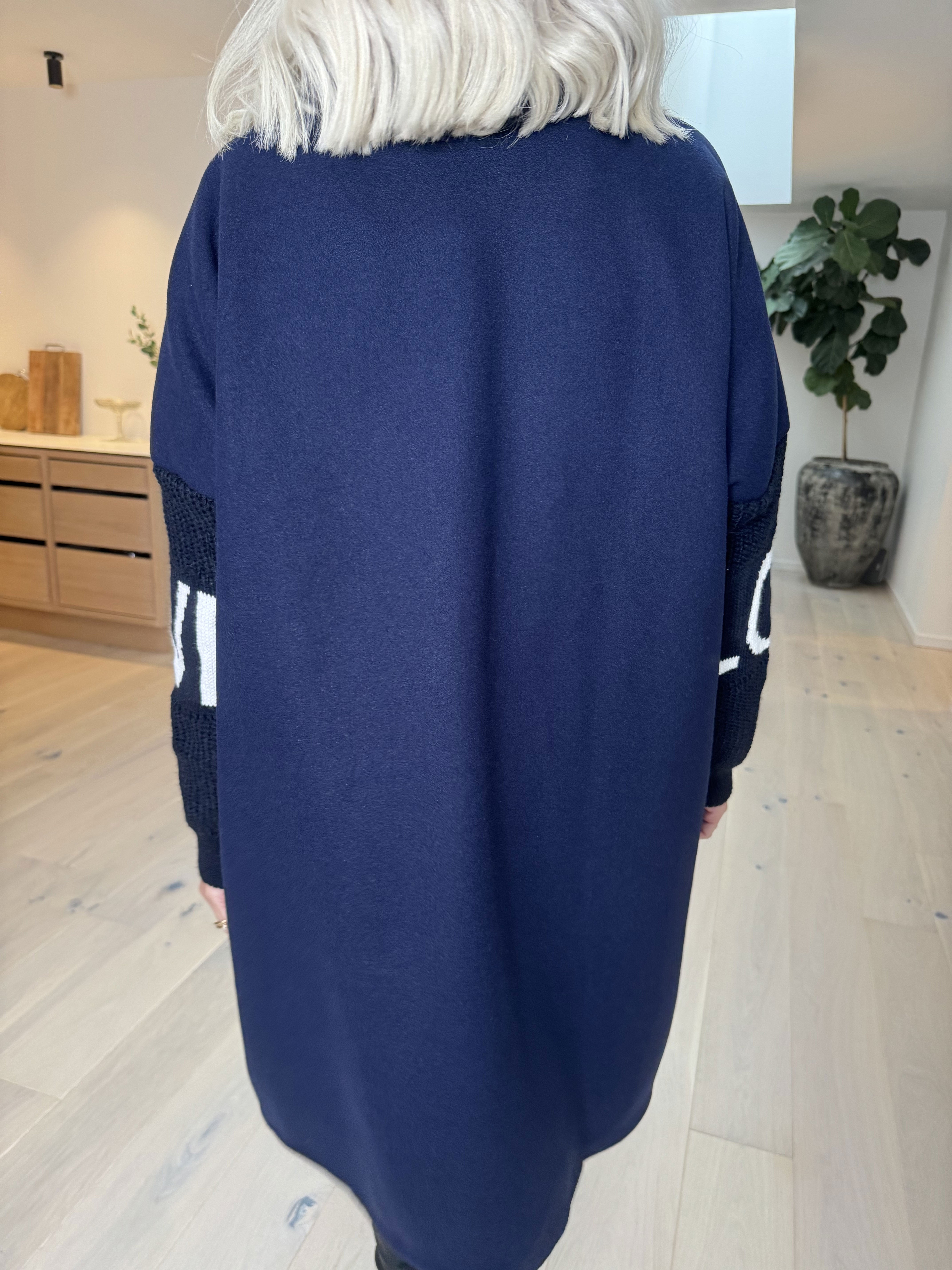 Debbie Short - Jakke med strikærmer